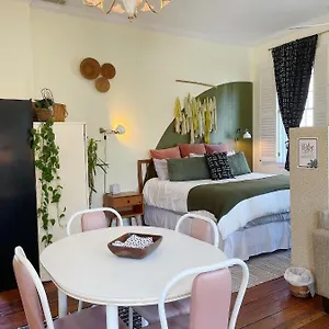  Holiday home Charming 1885 Parlor Loft Downtown